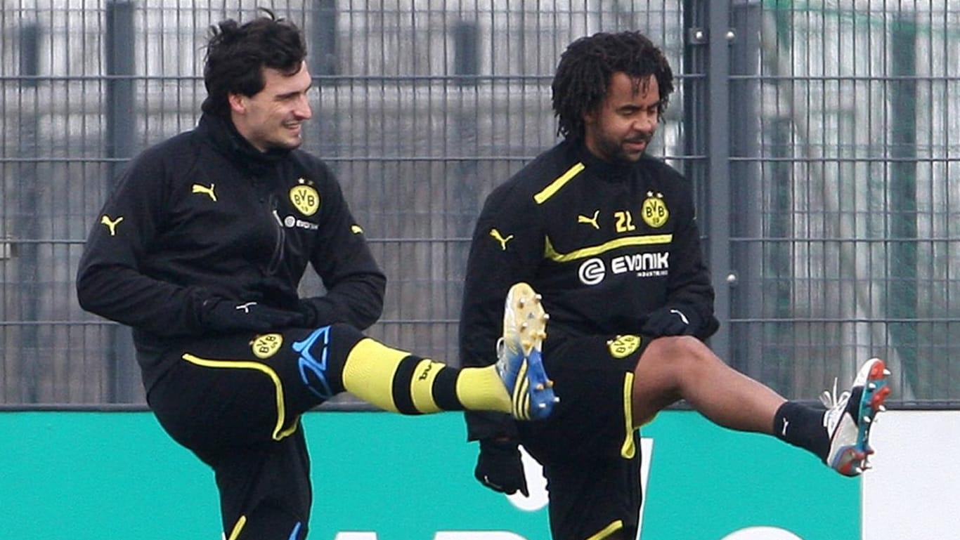 Patrick Owomoyela (r.) stand mit Mats Hummels in seiner aktiven Zeit bei Borussia Dortmund gemeinsam auf dem Platz.