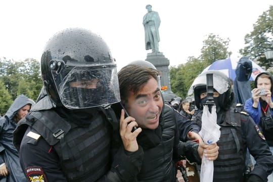 Polizisten führen Demonstranten ab.