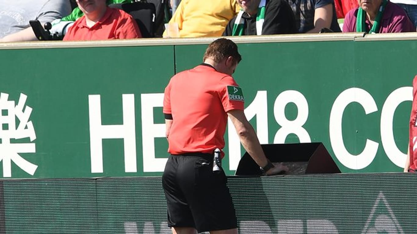 Sieht auch Nachteile des Videobeweises: Referee Felix Brych.