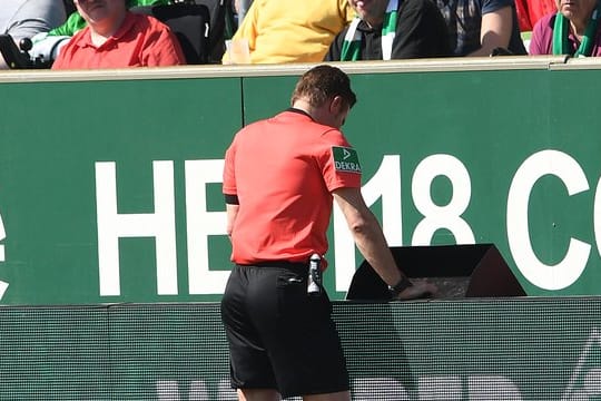 Sieht auch Nachteile des Videobeweises: Referee Felix Brych.