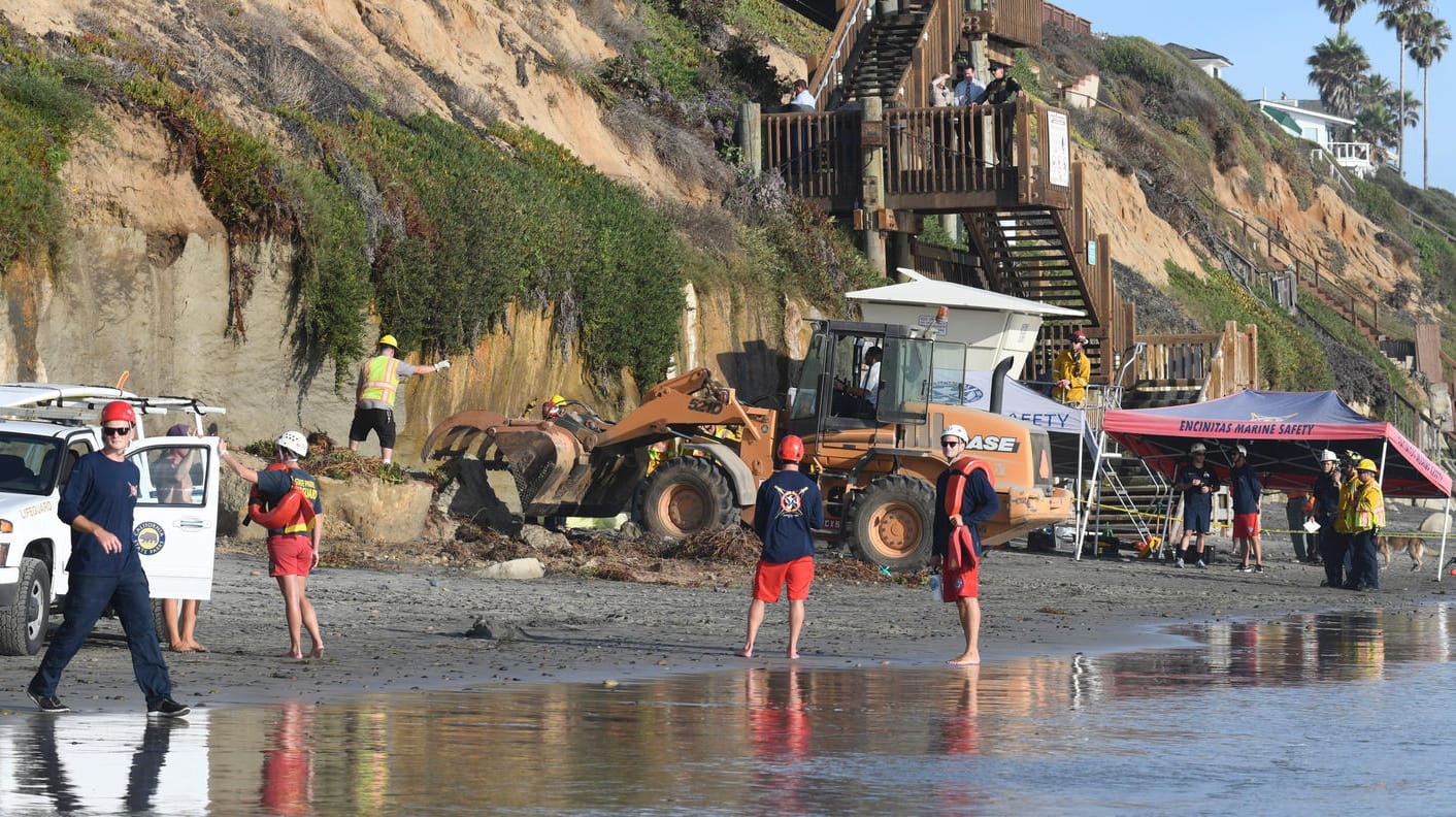 Der Strand von Encinitas nach dem Klippeneinsturz: Rettungskräfte suchten mit Hunden nach möglichen weiteren Opfern.