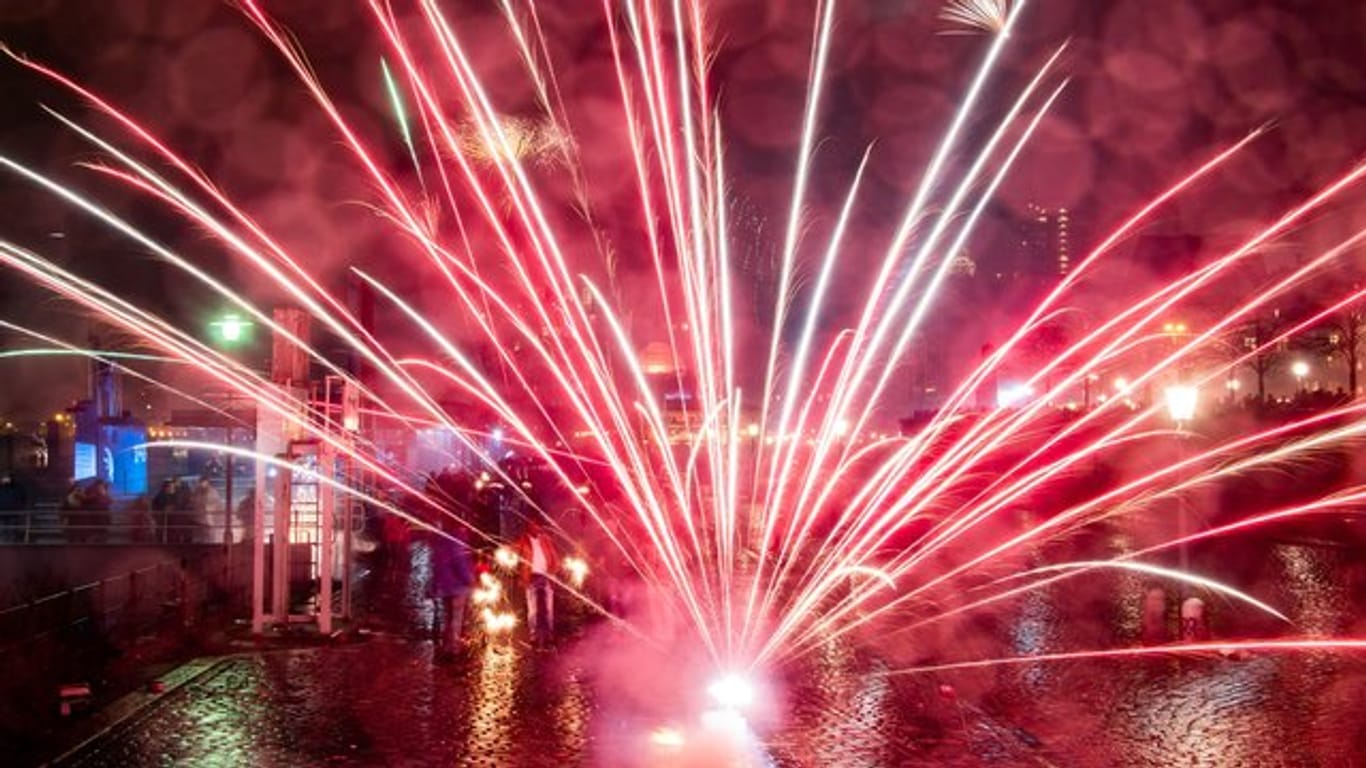 Feuerwerkskörper explodieren rund um den Hamburger Fischmarkt.
