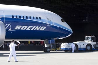 Ein Boeing Dreamliner bei der Vorstellung des Modells im Jahr 2007: Ein Ingenieur erhebt schwere Vorwürfe gegen den US-Flugzeughersteller.