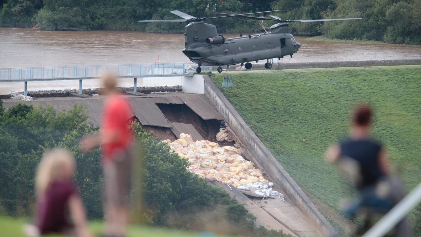 Drohender Dammbruch in Whaley Bridge: Anwohner beobachten, wie ein "Chinook"-Hubschrauber der britischen Armee Sandsäcke abwirft.