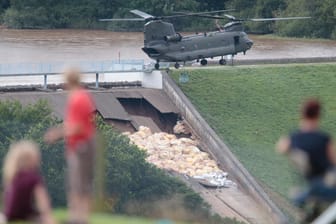 Drohender Dammbruch in Whaley Bridge: Anwohner beobachten, wie ein "Chinook"-Hubschrauber der britischen Armee Sandsäcke abwirft.