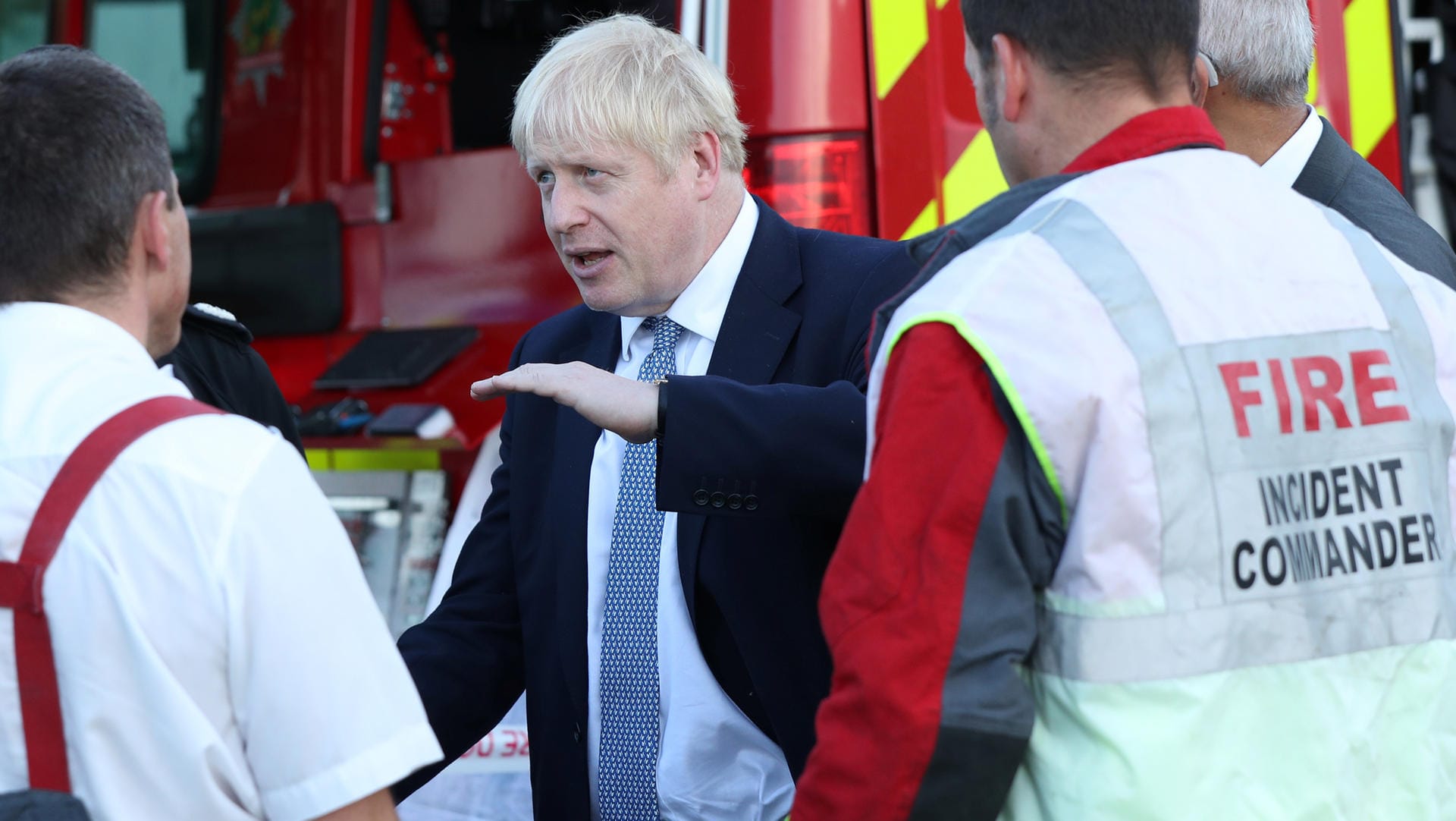 Premier auf Ortsbesuch: Boris Johnson erkundigt sich bei Helfern in Whaley Bridge über den Stand der Dinge.