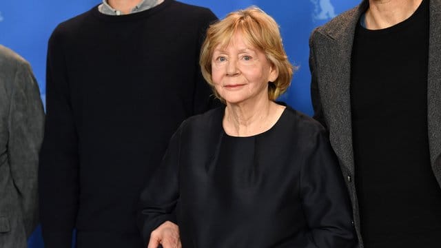 Christine Schorn erhält eine Auszeichnung für ihr Lebenswerk.