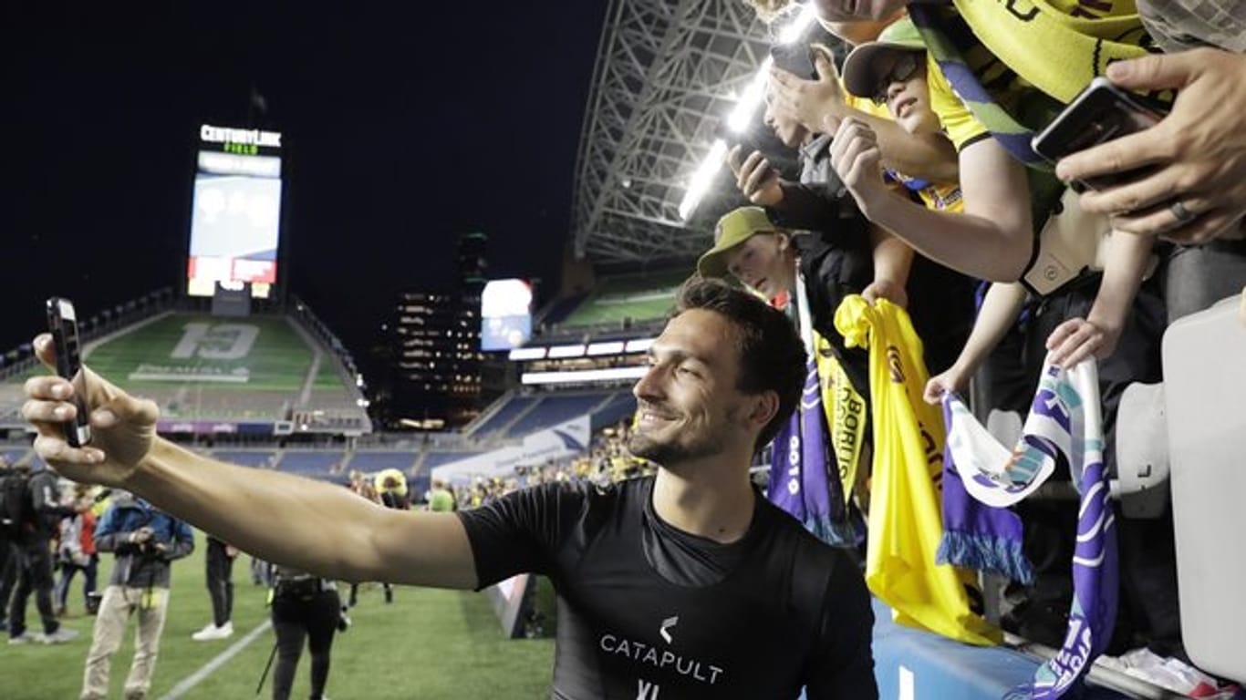 Mats Hummels fotografiert sich mit Fans von Borussia Dortmund.