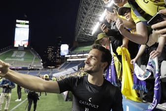 Mats Hummels fotografiert sich mit Fans von Borussia Dortmund.