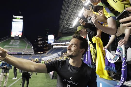 Mats Hummels fotografiert sich mit Fans von Borussia Dortmund.