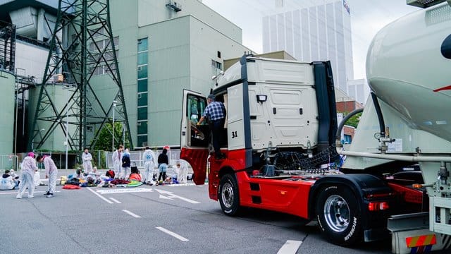 Demonstranten blockieren das Hauptzufahrtstor des Steinkohlekraftwerks in Mannheim.