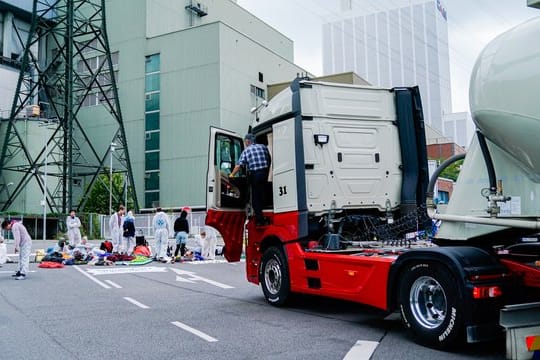 Demonstranten blockieren das Hauptzufahrtstor des Steinkohlekraftwerks in Mannheim.