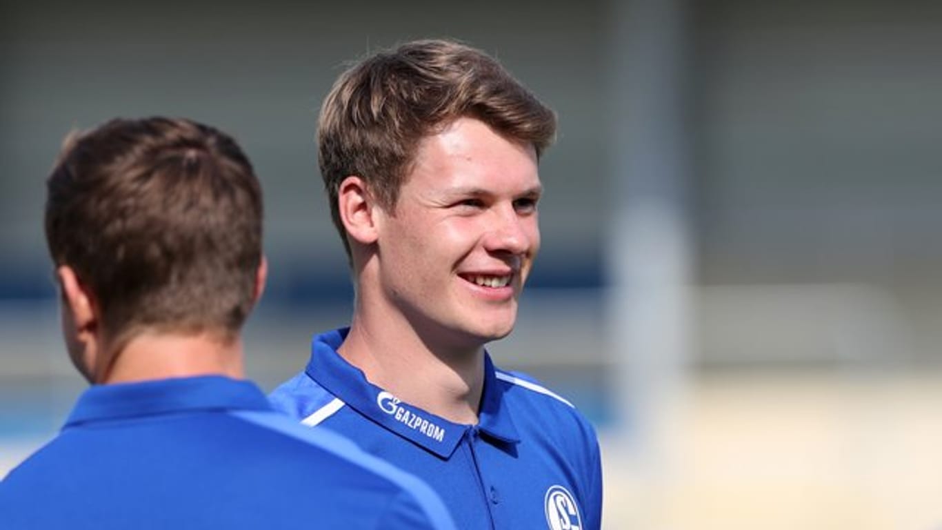 Neuer Kapitän auf Schalke: Torwart Alexander Nübel lacht.
