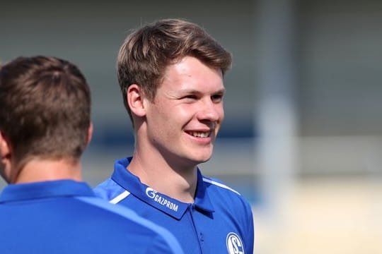 Neuer Kapitän auf Schalke: Torwart Alexander Nübel lacht.