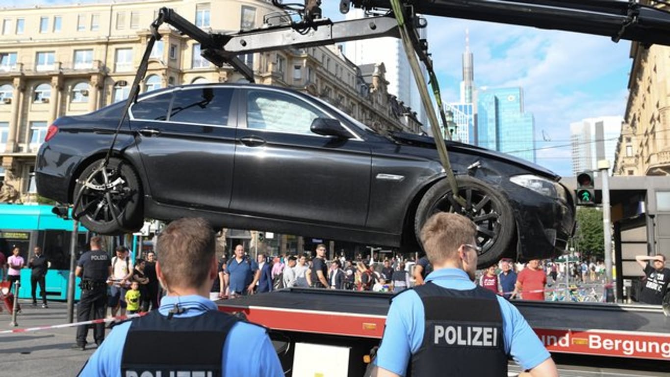 Das Auto der mutmaßlichen Täter wird am Frankfurter Hauptbahnhof zur polizeilichen Untersuchung abgeschleppt.