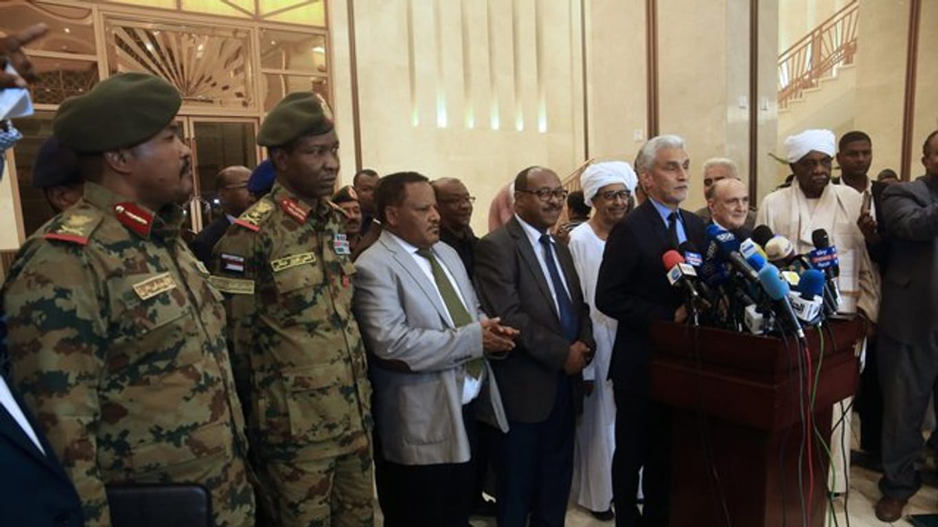 Mohamed Hacen Lebatt (vorne, r), Gesandter der Afrikanischen Union im Sudan, tritt gemeinsam mit Mitgliedern der Verhandlungsdelegationen, in Khartum vor die Presse.