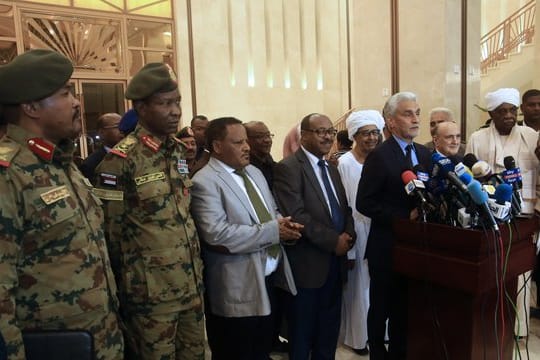 Mohamed Hacen Lebatt (vorne, r), Gesandter der Afrikanischen Union im Sudan, tritt gemeinsam mit Mitgliedern der Verhandlungsdelegationen, in Khartum vor die Presse.