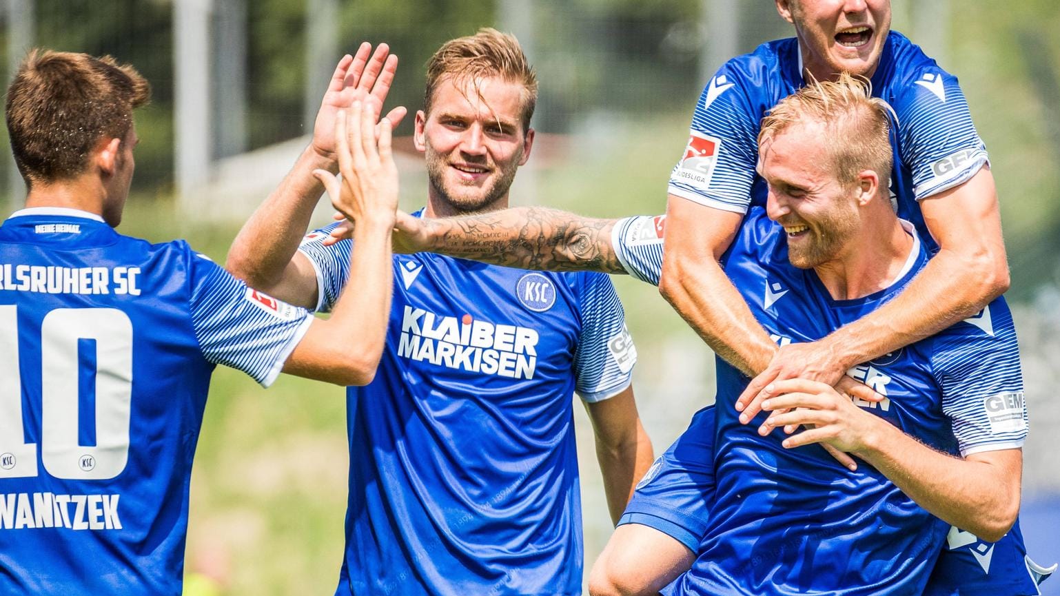 Philipp Hofmann (r.) erzielte das zwischenzeitliche 1:1 für den KSC.