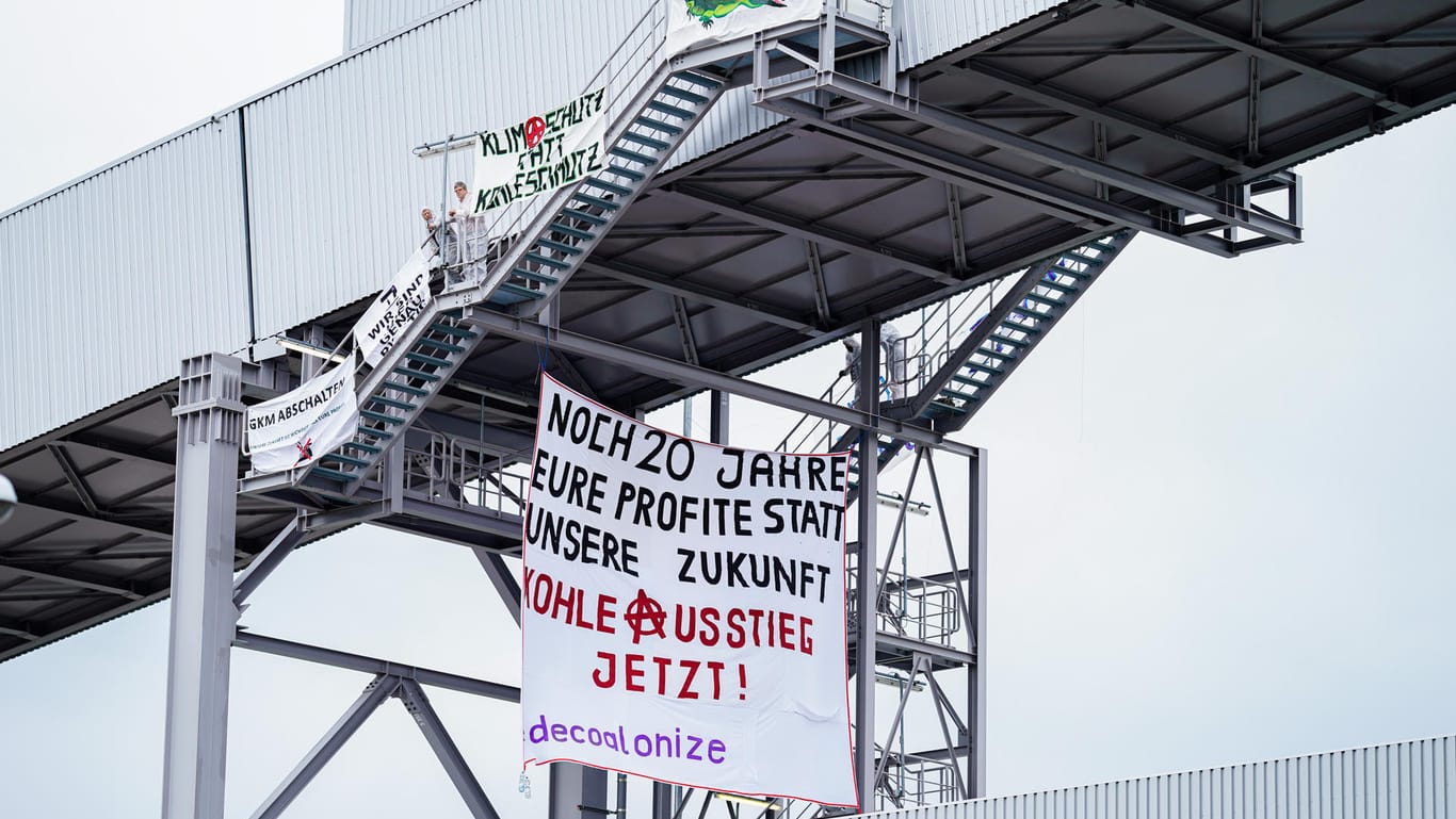 Mannheim: Demonstranten haben auf dem Förderband des Großkraftwerks ein Transparent mit der Aufschrift "Noch 20 Jahre eure Profite statt unsere Zukunft – Kohleaustieg jetzt!".