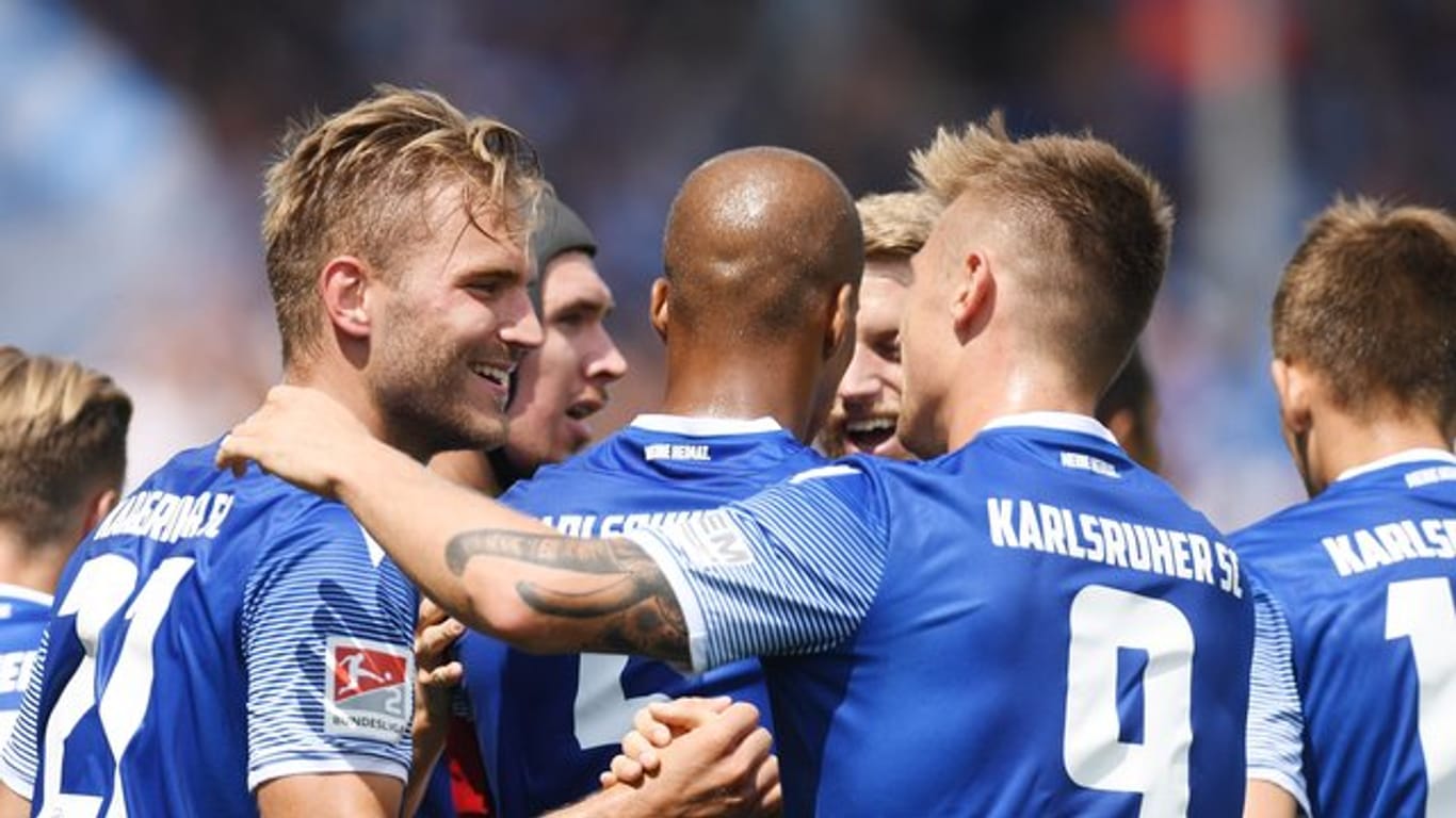 Die Spieler vom Karlsruher SC feiern das 1:0 gegen Dynamo Dresden.