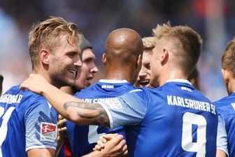 Die Spieler vom Karlsruher SC feiern das 1:0 gegen Dynamo Dresden.