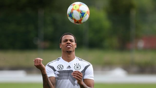 Der VfL Wolfsburg hat den deutschen U21-Nationalspieler Lukas Nmecha für eine Saison von Manchester City ausgeliehen.