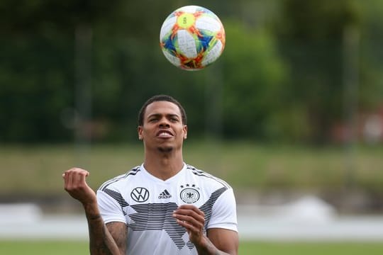 Der VfL Wolfsburg hat den deutschen U21-Nationalspieler Lukas Nmecha für eine Saison von Manchester City ausgeliehen.