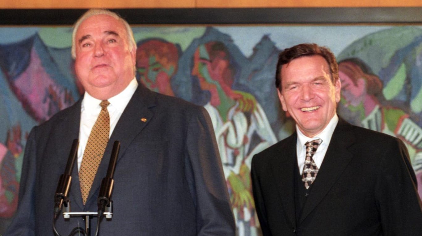 Helmut Kohl und Gerhard Schröder 1998 bei der Amtsübergabe an den SPD-Politiker im Bonner Kanzleramt: Auch die erste rot-grüne Bundesregierung war noch fest im westdeutschen Parteiensystem verwurzelt.
