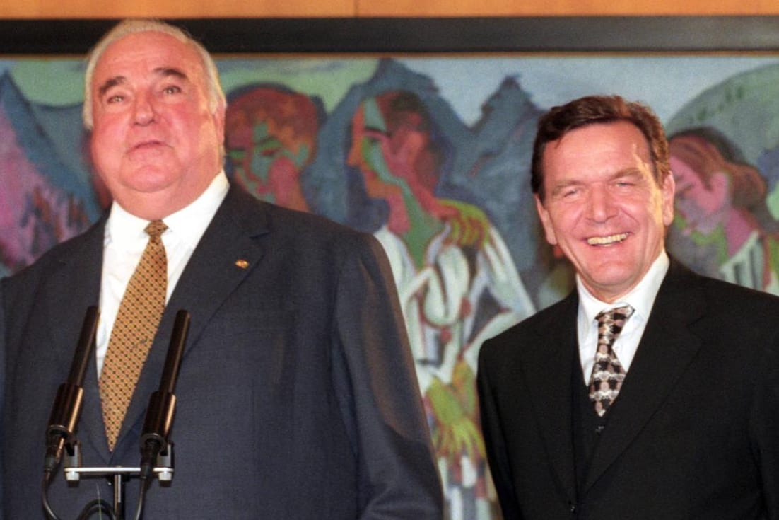 Helmut Kohl und Gerhard Schröder 1998 bei der Amtsübergabe an den SPD-Politiker im Bonner Kanzleramt: Auch die erste rot-grüne Bundesregierung war noch fest im westdeutschen Parteiensystem verwurzelt.