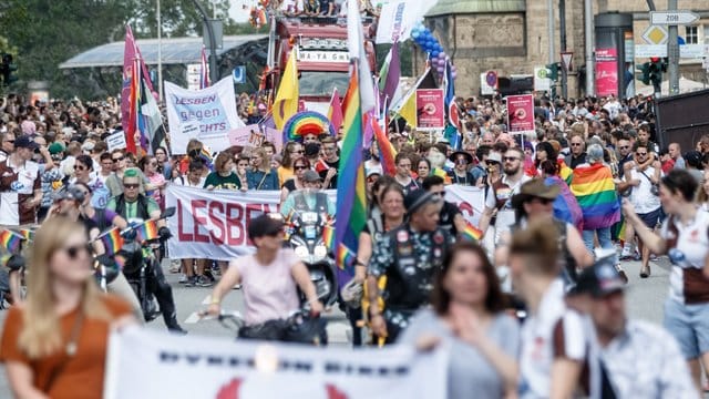 Zehntausende Menschen laufen bei der CSD-Parade durch Hamburg.
