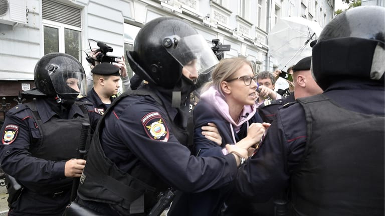 Moskau: Russische Polizeibeamte verhaften Ljubow Sobol (Mitte), Oppositionskandidatin und Anti-Korruptions-Kämpferin vor einer nicht genehmigten Kundgebung.