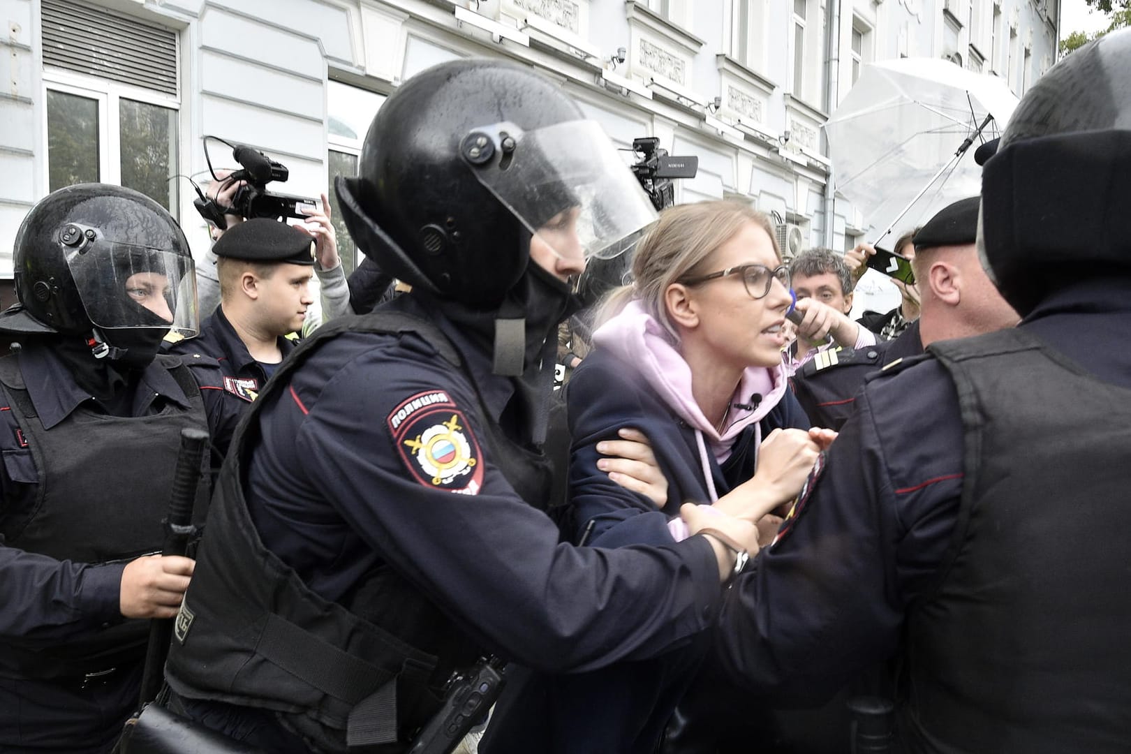 Moskau: Russische Polizeibeamte verhaften Ljubow Sobol (Mitte), Oppositionskandidatin und Anti-Korruptions-Kämpferin vor einer nicht genehmigten Kundgebung.