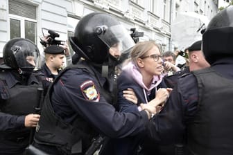 Moskau: Russische Polizeibeamte verhaften Ljubow Sobol (Mitte), Oppositionskandidatin und Anti-Korruptions-Kämpferin vor einer nicht genehmigten Kundgebung.