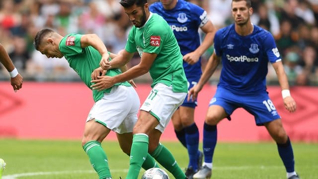 Werders Nuri Sahin und Milot Rashica (l) versuchen den Ball zu spielen. Werders Nuri Sahin und Milot Rashica (l) versuchen den Ball zu spielen.