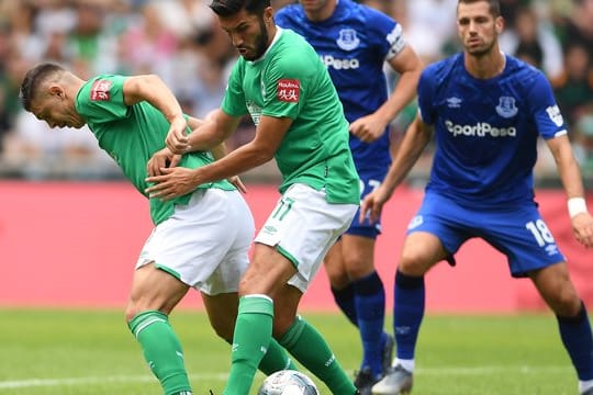 Werders Nuri Sahin und Milot Rashica (l) versuchen den Ball zu spielen.