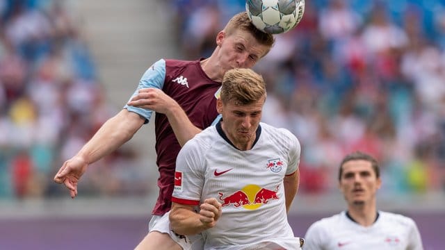 Der Leipziger Timo Werner (r) im Kopfballduell mit Aston Villas Matt Targett. Der Leipziger Timo Werner (r) im Kopfballduell mit Aston Villas Matt Targett.