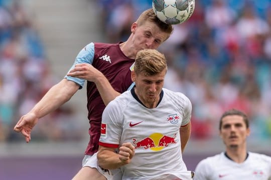 Der Leipziger Timo Werner (r) im Kopfballduell mit Aston Villas Matt Targett.