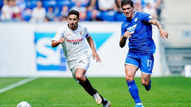 Sevillas Jesus Navas Gonzalez (l) und Hoffenheims Steven Zuber im Laufduell um den Ball. Sevillas Jesus Navas Gonzalez (l) und Hoffenheims Steven Zuber im Laufduell um den Ball.