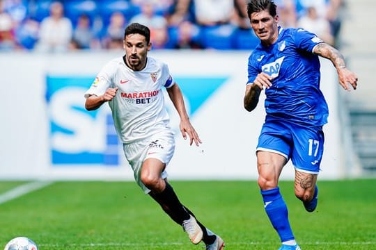 Sevillas Jesus Navas Gonzalez (l) und Hoffenheims Steven Zuber im Laufduell um den Ball.
