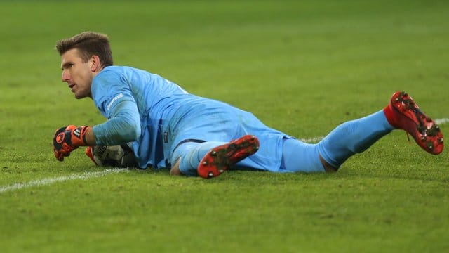Nach einem Fehler von Torwart Andreas Luthe hat der FC Augsburg sein Testspiel gegen den FC Bologna verloren. Nach einem Fehler von Torwart Andreas Luthe hat der FC Augsburg sein Testspiel gegen den FC Bologna verloren.