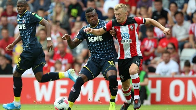 Kölns Jhon Cordoba (M) versucht den Ball vor Southamptons James Ward-Prowse (r) abzuschirmen. Kölns Jhon Cordoba (M) versucht den Ball vor Southamptons James Ward-Prowse (r) abzuschirmen.
