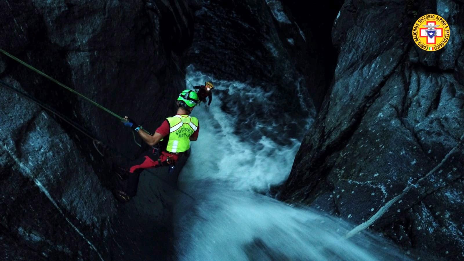 Italien, Valchiavenna: Rettungskräfte der Bergwacht Lombardei sind in einem Canyon im Einsatz. Ein Deutscher und ein Österreicher sind beim Canyoning in den italienischen Alpen gestorben.