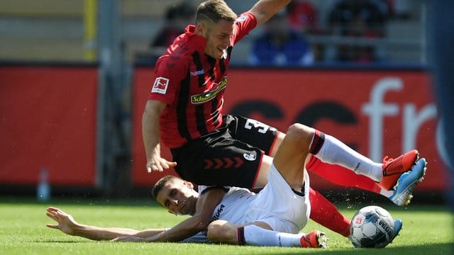 Cagliaris Federico Mattiello (u) trennt Freiburgs Christian Günther per Grätsche vom Ball. Cagliaris Federico Mattiello (u) trennt Freiburgs Christian Günther per Grätsche vom Ball.
