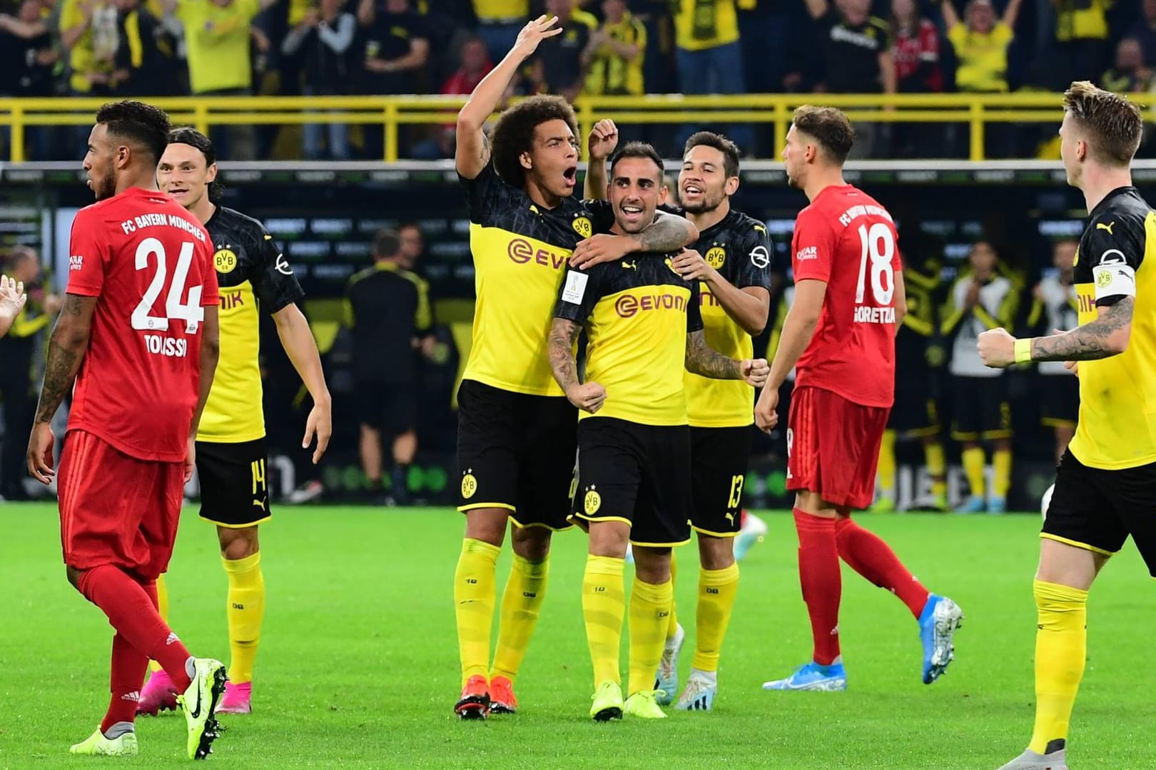 Jubel bei den Dortmundern um Witsel (li.) und Alcacer.