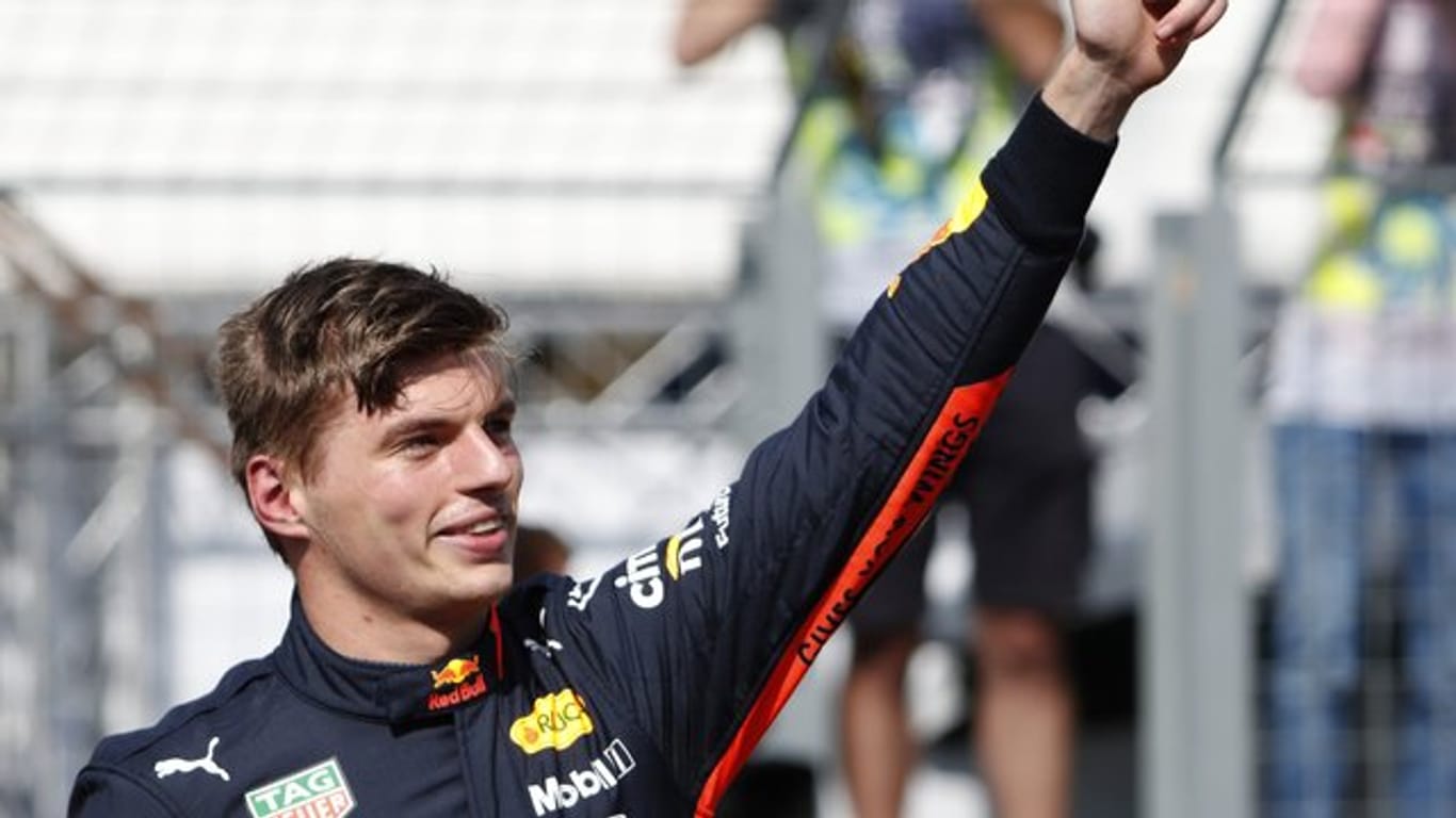 Max Verstappen vom Team Aston Martin Red Bull Racing freut sich nach der Qualifikation über seine erste Poleposition.