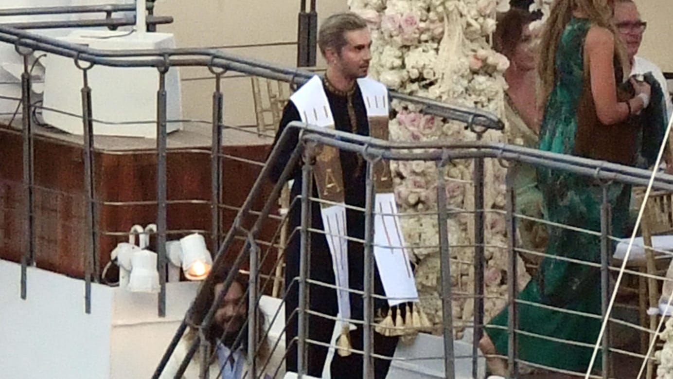 Bill Kaulitz: Er traute das Paar und wählte dafür einen Priesterlook.