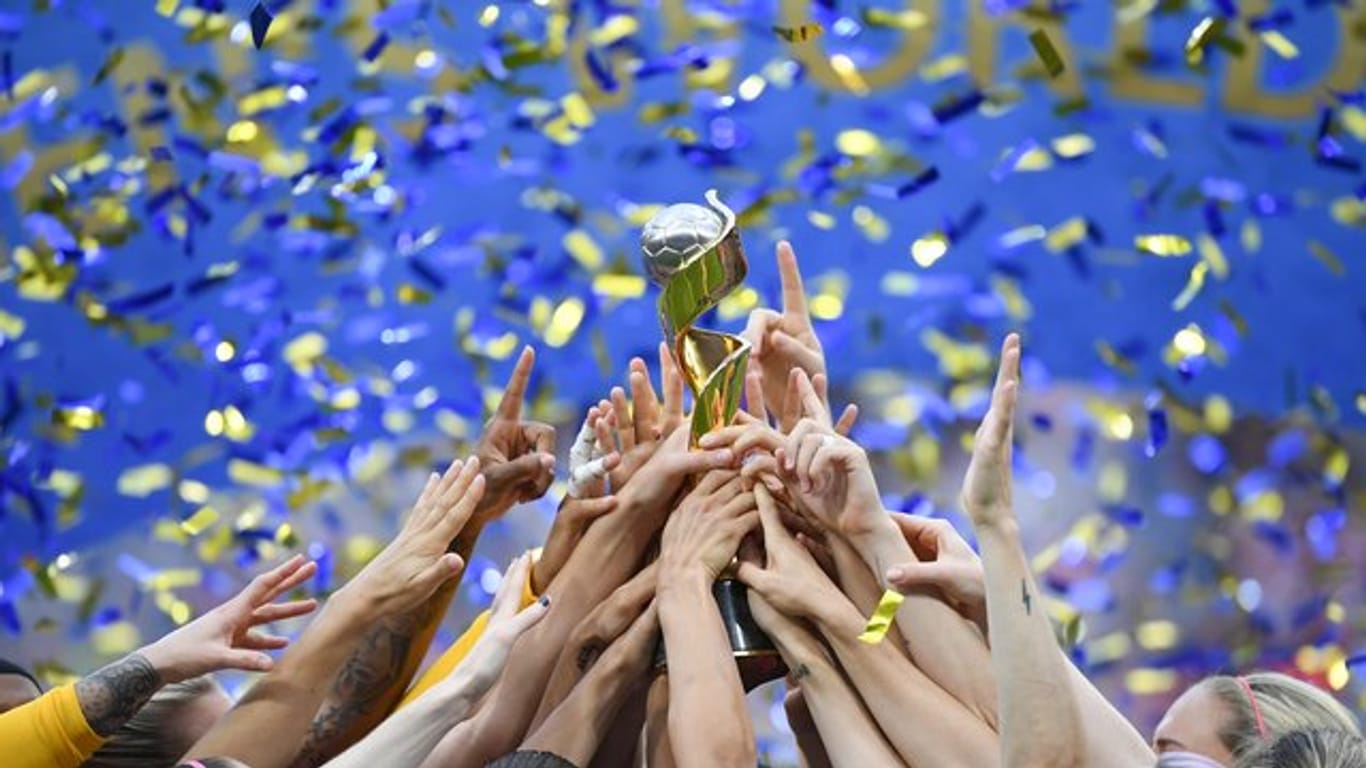 FIFA-Präsident Gianni Infantino hat mehr Preisgeld für den Frauenfußball in Aussicht gestellt.