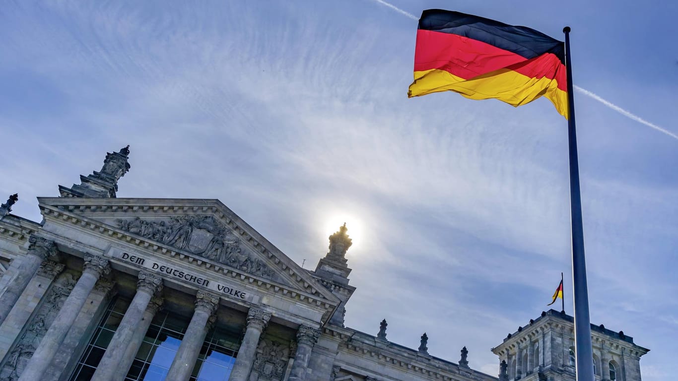 Der Bundestag in Berlin: In den ostdeutschen Bundesländern liegt die AfD laut Emnid bei 23 Prozent; im Westen sieht die Lage ganz anders aus. (Symbolfoto)