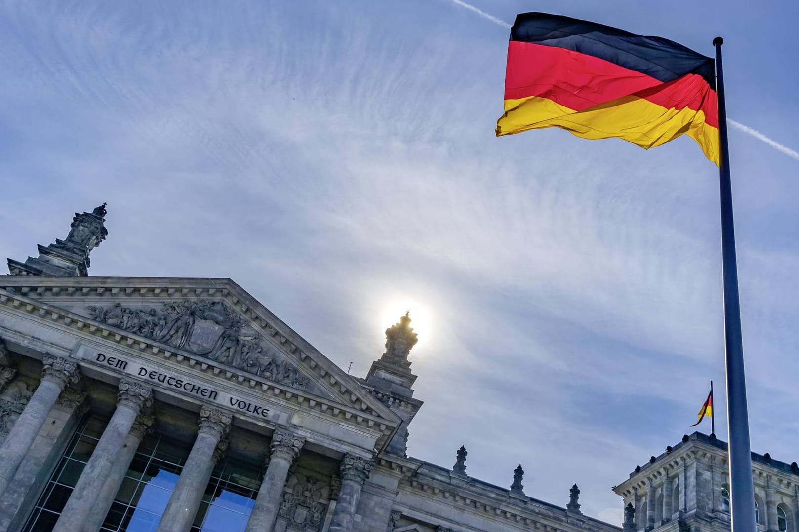 Der Bundestag in Berlin: In den ostdeutschen Bundesländern liegt die AfD laut Emnid bei 23 Prozent; im Westen sieht die Lage ganz anders aus. (Symbolfoto)