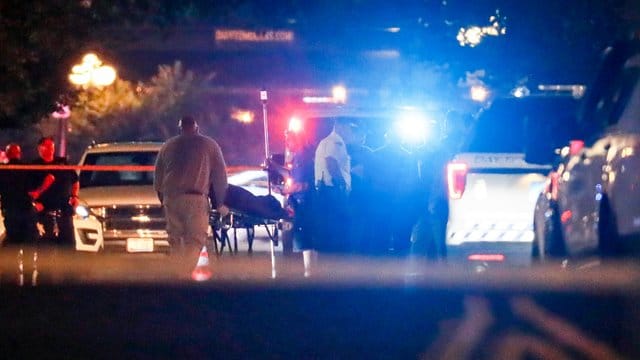 Nach dem Blutbad in Dayton werden die Leichen der Opfer abtransportiert. Nach dem Blutbad in Dayton werden die Leichen der Opfer abtransportiert.
